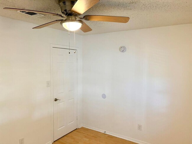 Building Photo - 1123 Christie Dr
