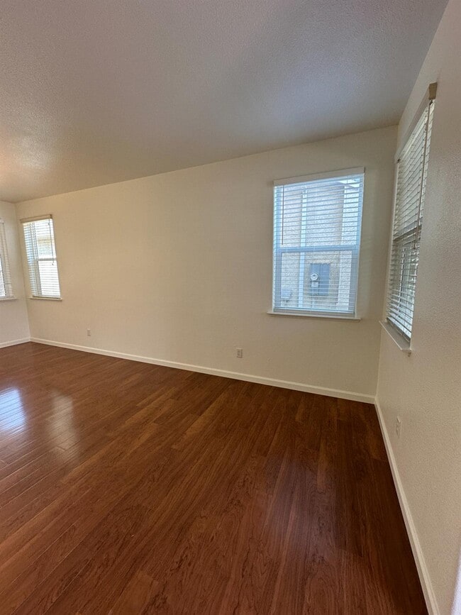 Building Photo - 636 W Venice Ln
