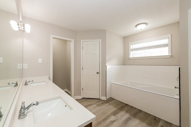 Building Photo - 6150 Woodstock View Dr