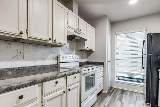 Building Photo - 9707 Richmond Ave.