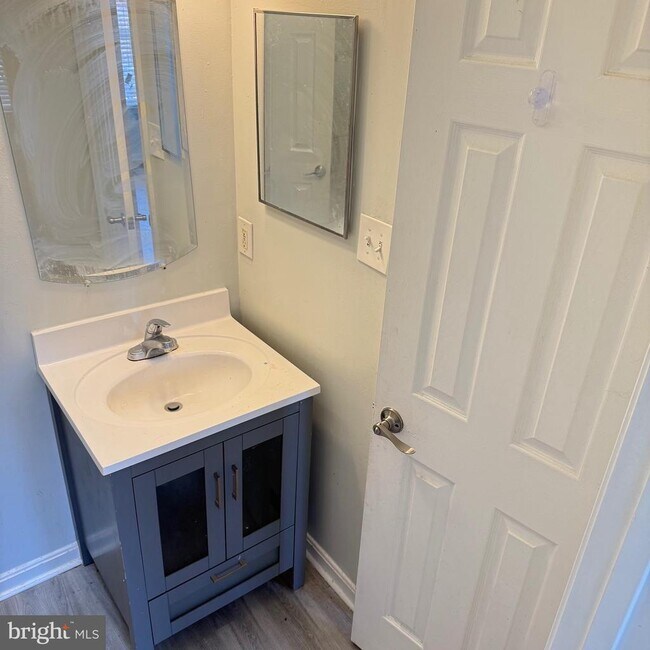 Building Photo - 2423 W Rosecroft Village Cir