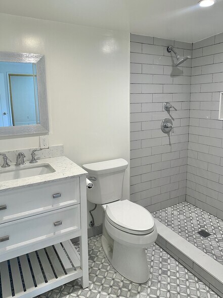 Primary Bathroom (Ensuite) - 3588 Helms Ave
