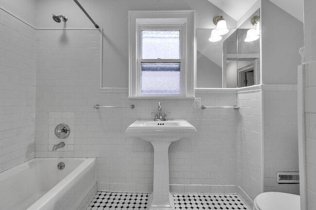 Building Photo - 105 Mariner St