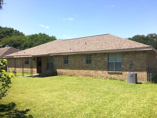 Building Photo - 3/2 brick house off of Verot School Rd.