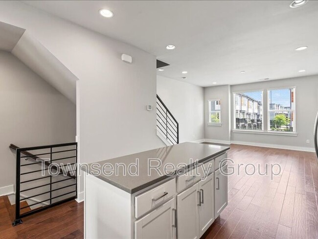 Building Photo - 2122 Bryant Park Dr