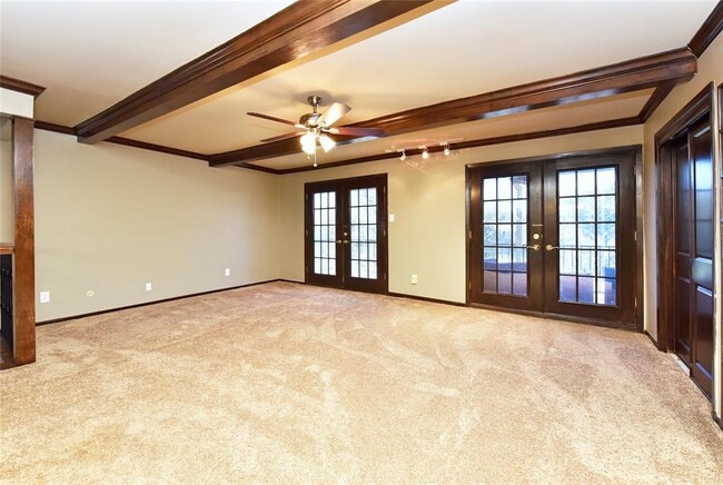 Building Photo - 2802 S Doral Dr