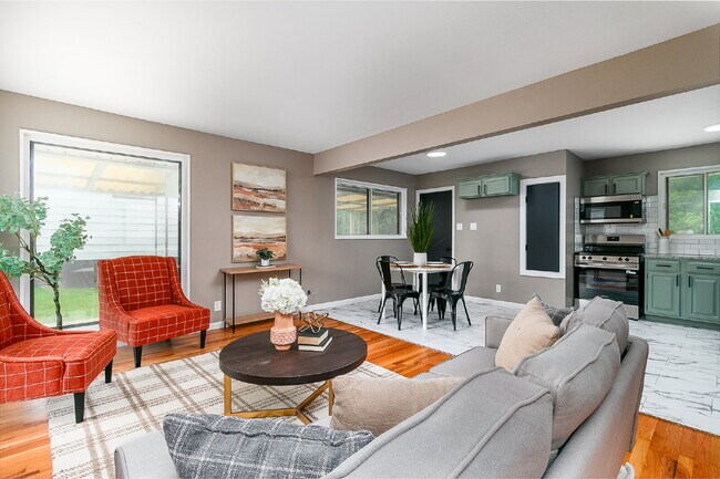 Building Photo - "Charming 3-Bedroom Retreat in St. Louis with Spacious Living!"