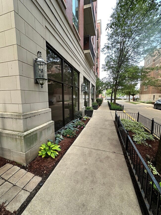 Building Photo - 343 W Old Town Ct