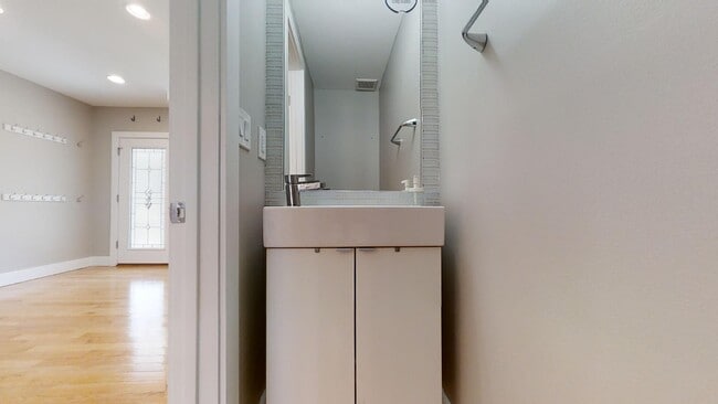 Building Photo - 12 Hawaii Ave NE