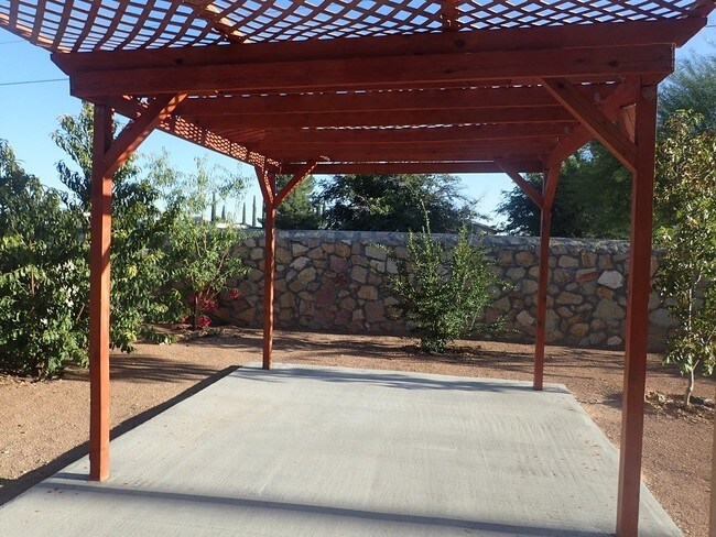 Building Photo - 13836 Hollywood Dr