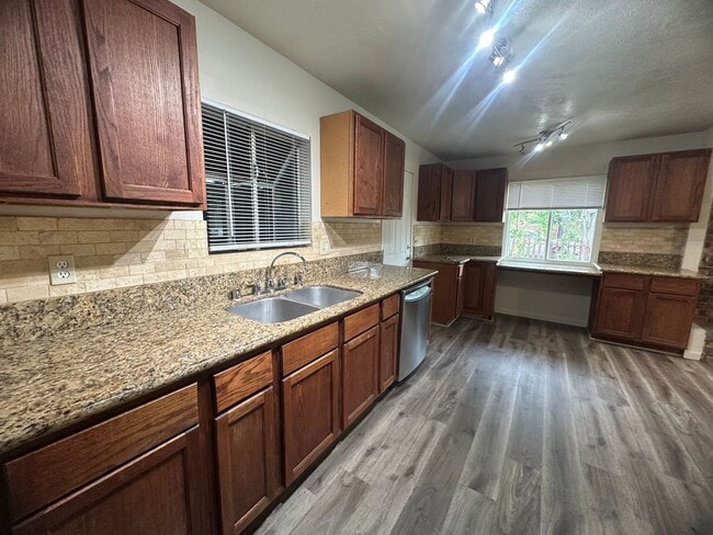 Building Photo - Three Bedroom 2 Bathoom with Large Yard