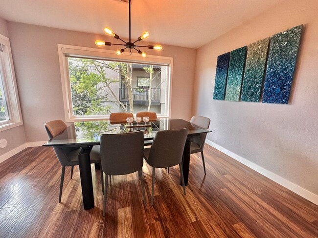 Building Photo - Rare Kirkland Condo on the Juanita Waterfront! Available August 1st, 2026!