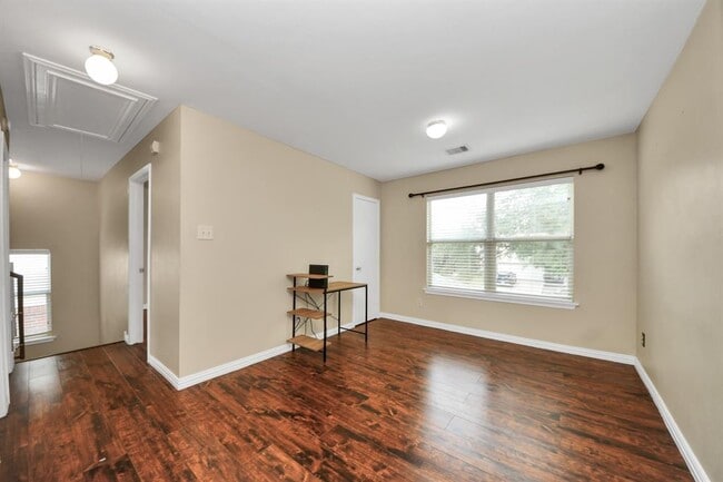 Building Photo - 7611 Legacy Pines Dr