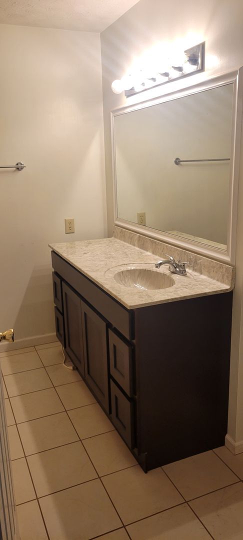 Building Photo - Knoxville 37923 - 2 bed 2.5 bath condo - c...