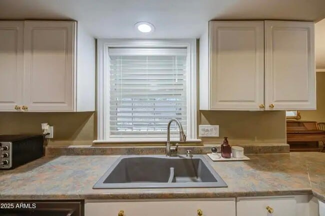 Building Photo - 2704 S Terrace Rd