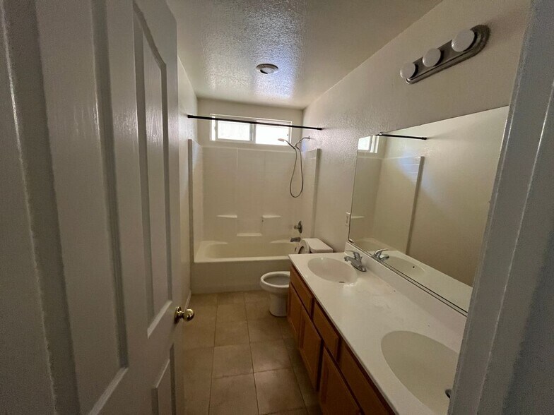 Building Photo - 144 Latente Dr