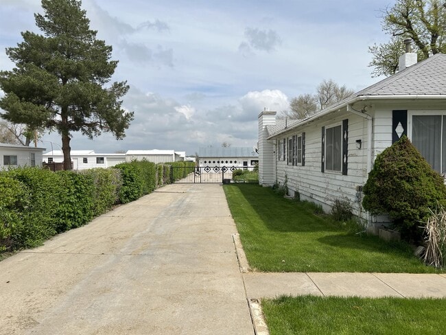 Building Photo - 509 E Riverview Ave