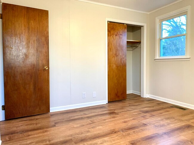Building Photo - 321 Clearview Dr