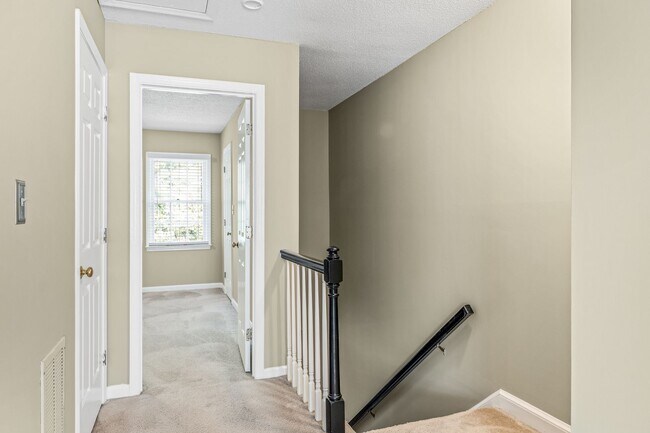 Building Photo - Newly Updated Park Place Townhome in Green...