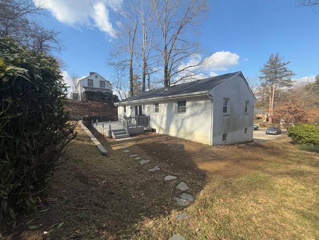 Building Photo - Lovely 3 BR home with garage, Convenient t...