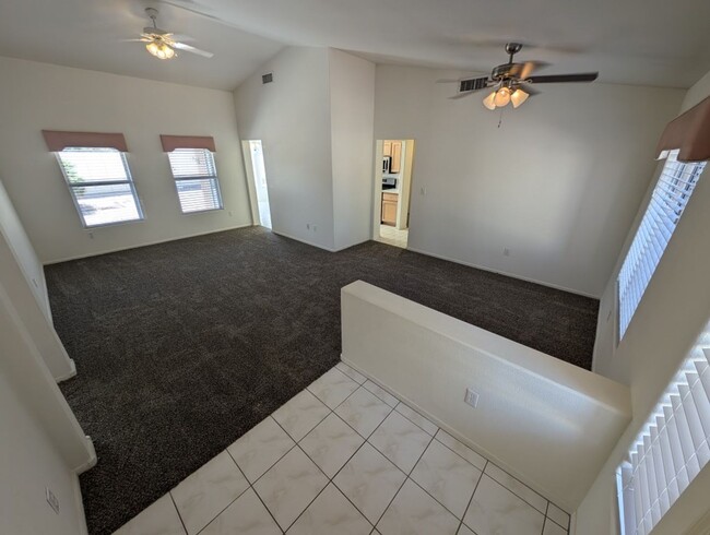 Building Photo - 10113 Cresent Creek Dr