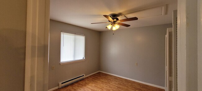 Building Photo - 523 Meadowview Dr