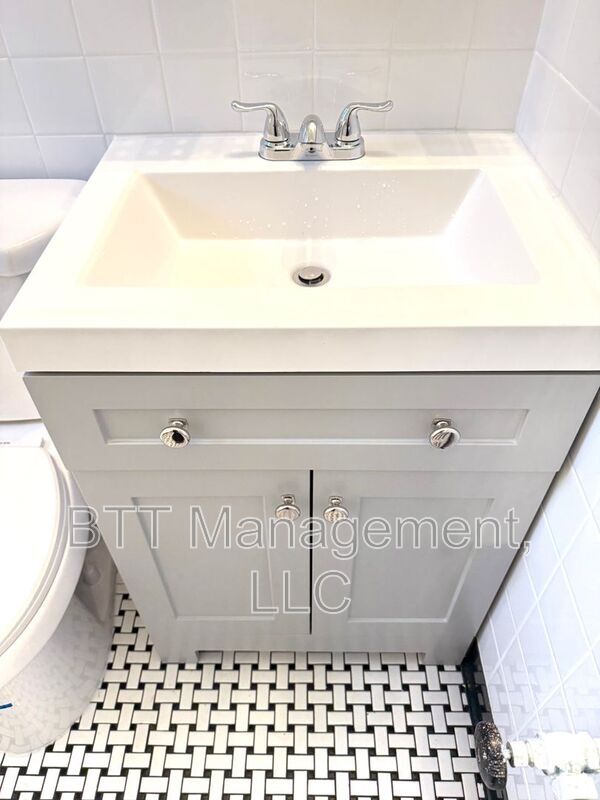 Building Photo - 8800 Plymouth St