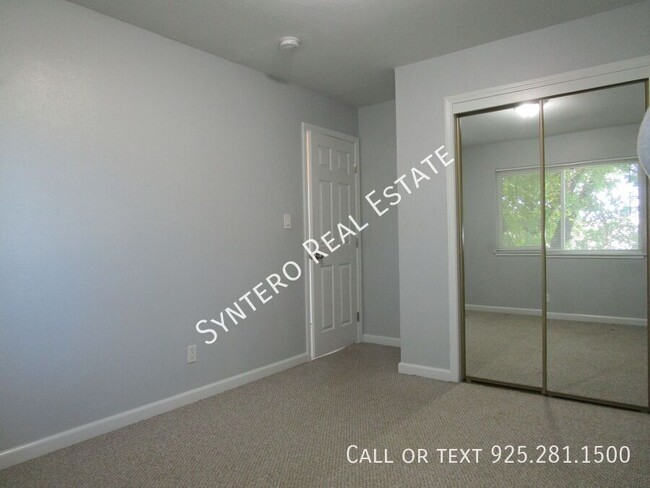 Building Photo - Upstairs 2 Bedroom/1 Bath Apartment with G...