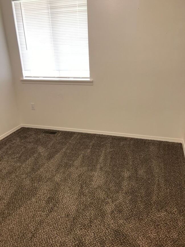 Building Photo - Remodled Duplex