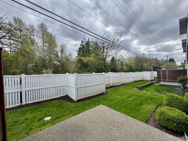 Building Photo - Move-In Ready Puyallup Townhome – Central Location, Easy Commute
