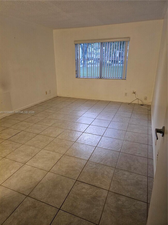 Building Photo - 5961 N Falls Cir Dr