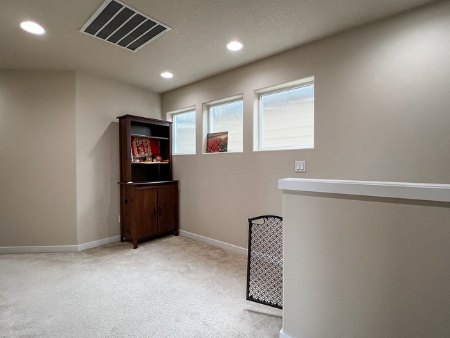 Building Photo - Enjoyable 4-Bed, 2.5-Bath Corner Lot Home in High-Tech Area!