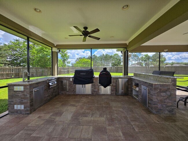Building Photo - Gorgeous 4-Bedroom Home with Office, Pool,...