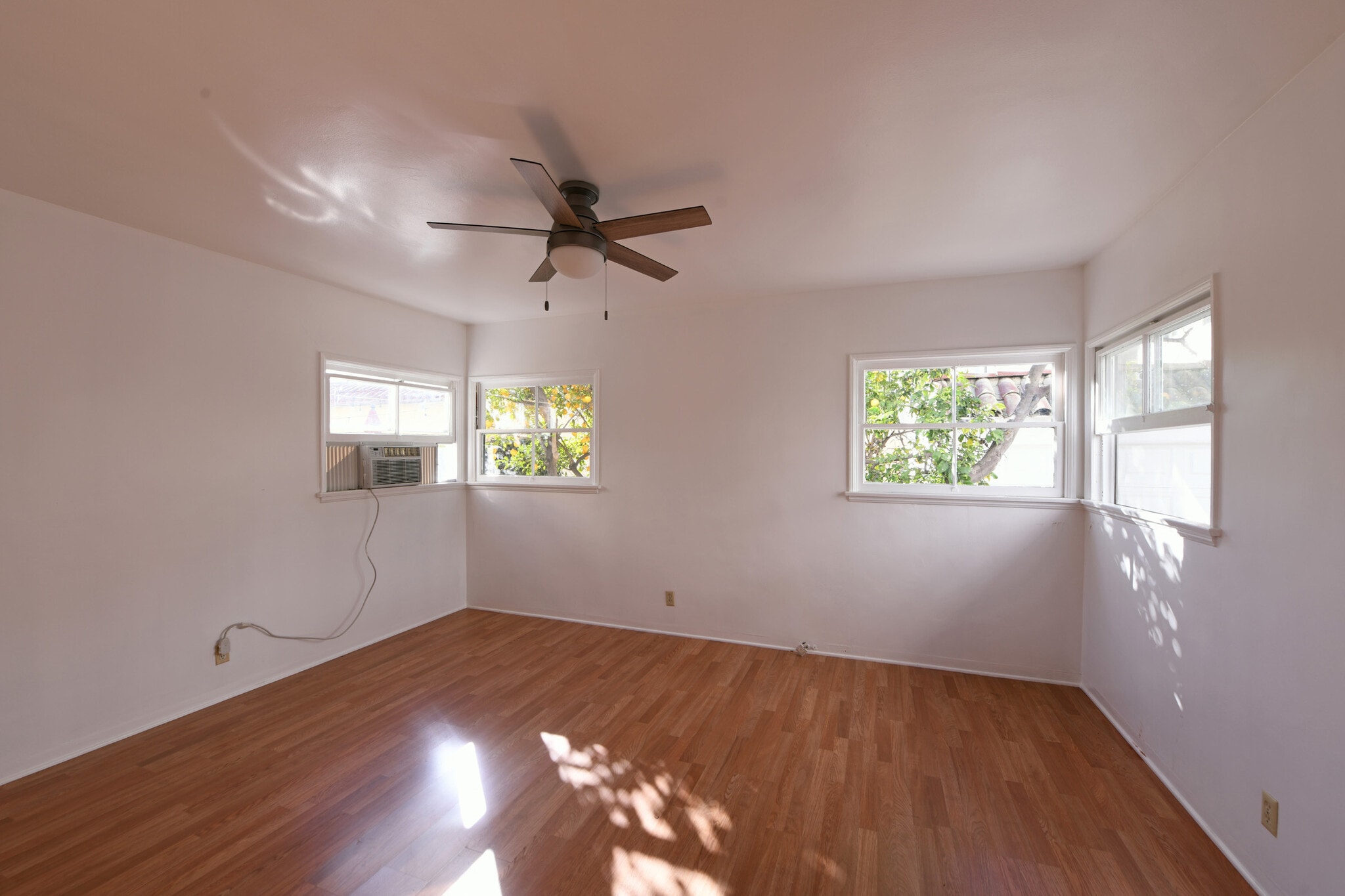 Building Photo - 913 Le Doux Rd