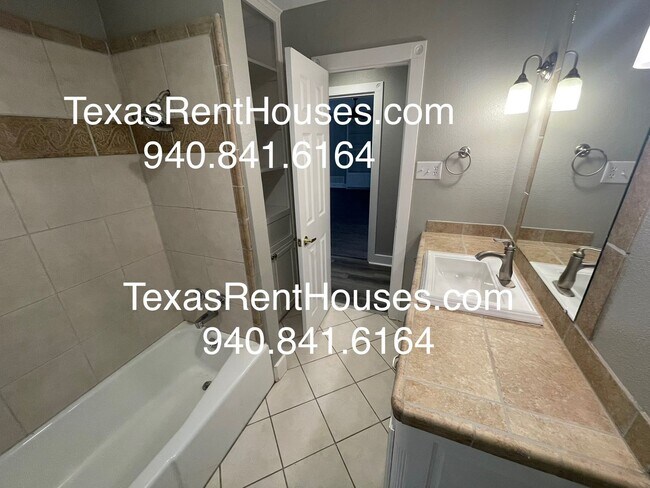 Building Photo - Gorgeous Home with updates and space!