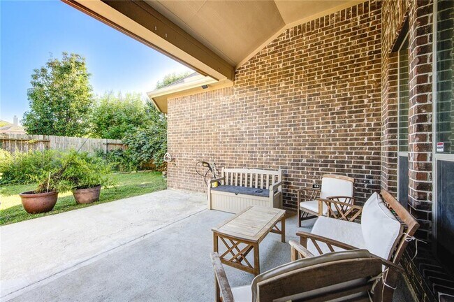 Building Photo - 611 Whitney Oaks Ln