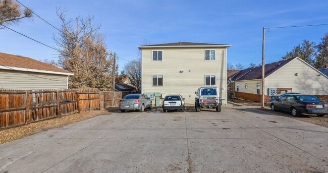 Building Photo - **4 Bed/2 Bath Upper Unit Apartment in Gre...