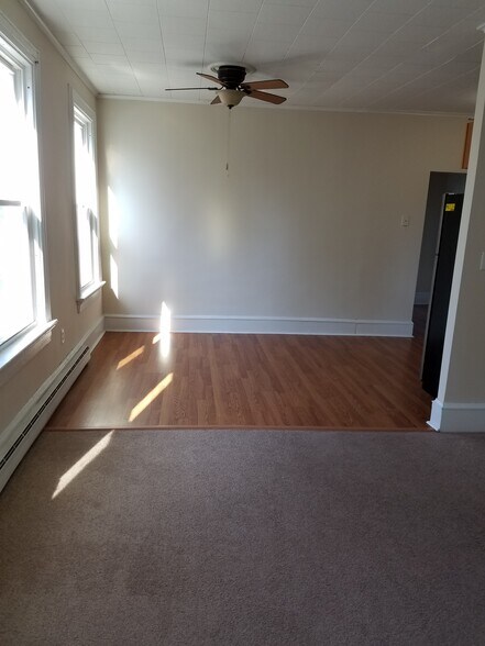 Kitchen seating - 1639 Sanderson Ave
