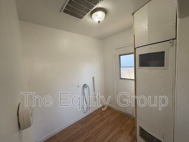 Building Photo - 856 W Chestnut St