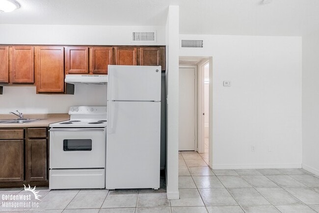 Building Photo - Single Level Spacious 2Bdm 1Ba Apartment i...