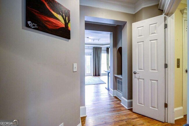 Building Photo - 834 Clifton Heights Ln NE