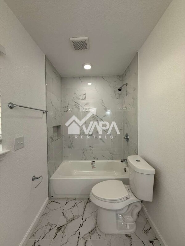 Building Photo - 1074 Honey Tree St