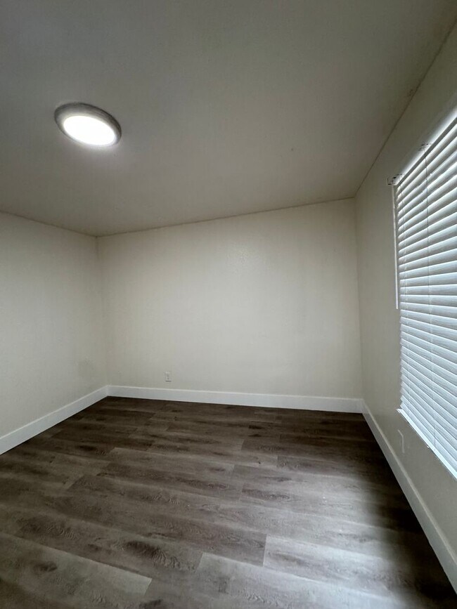 Building Photo - Downstairs 2 bed, 1 bath newly remolded unit rent ready!!