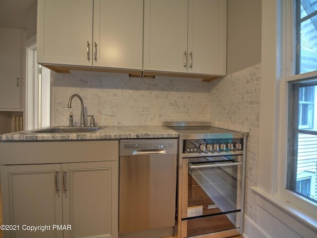 Building Photo - 707 Scott St