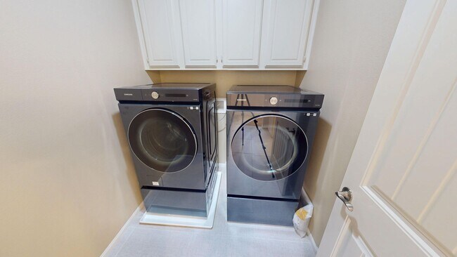 Building Photo - PRICE REDUCED | SOLAR | Great Location