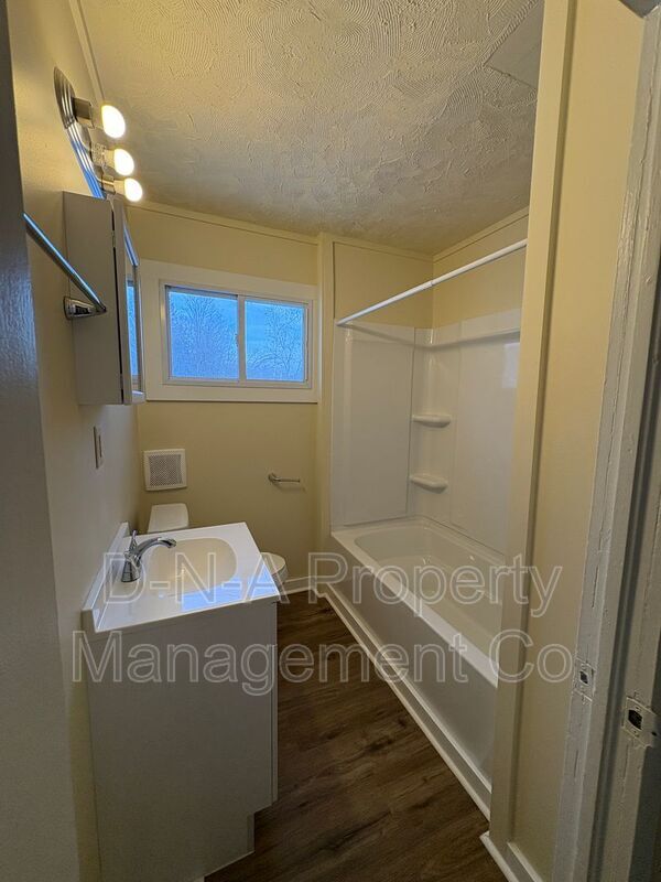 Building Photo - 114 Knight St