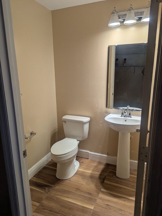 Building Photo - FOR RENT 4 Bedroom 2 1/2  Bath with Den/Office/5th bedroom, Furry  friends Welcome!