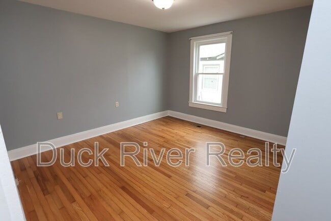 Building Photo - 504 W 6th St