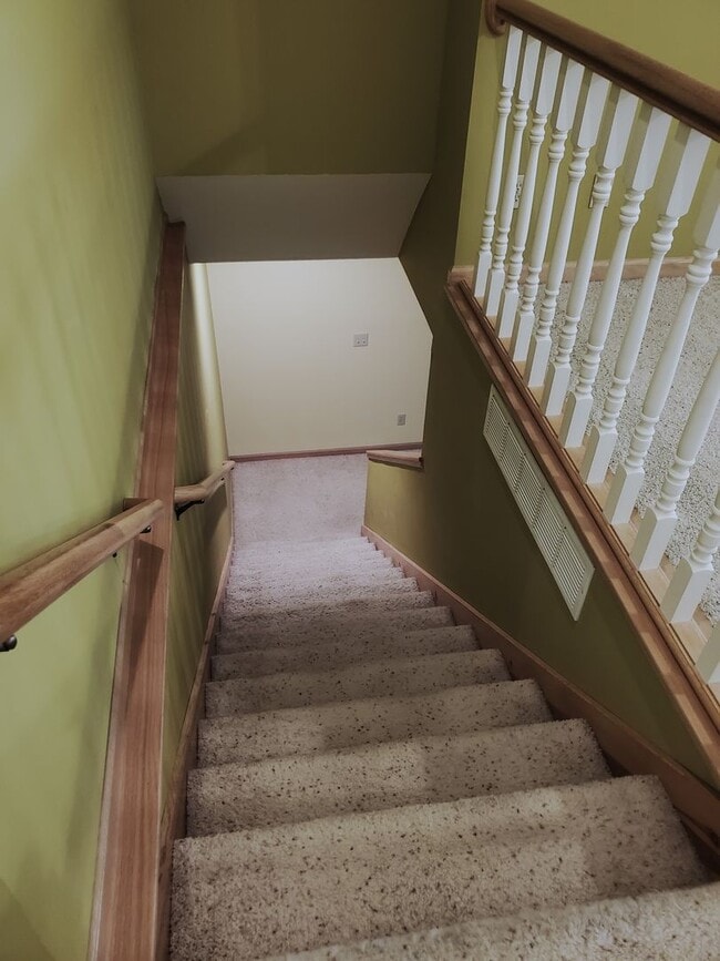 Building Photo - 3 bedroom 3 bath, 2car gar, balcony deck a...
