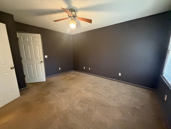 Building Photo - 720 Marigold St